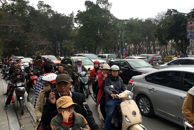 Người dân đi du xuân đầu năm đường phố Hà thành kẹt cứng - ảnh 6