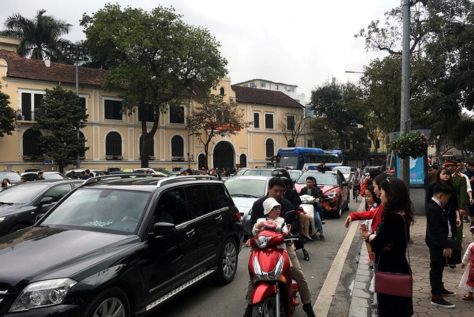 Người dân đi du xuân đầu năm đường phố Hà thành kẹt cứng - ảnh 3