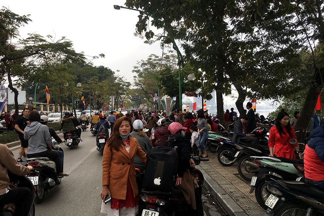 Người dân đi du xuân đầu năm đường phố Hà thành kẹt cứng - ảnh 13