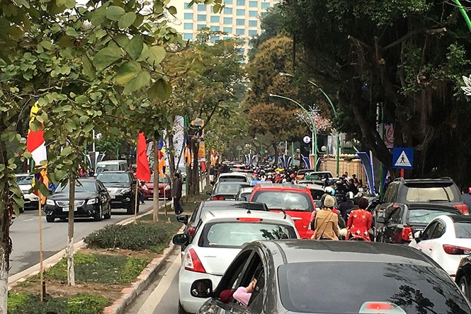 Người dân đi du xuân đầu năm đường phố Hà thành kẹt cứng - ảnh 16