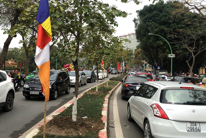 Người dân đi du xuân đầu năm đường phố Hà thành kẹt cứng - ảnh 17