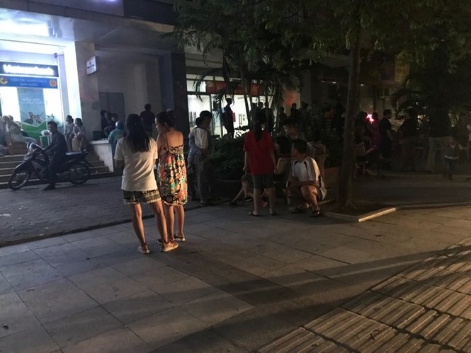 Cháy chung cư trong đêm nhiều người hoảng loạn tháo chạy - ảnh 1