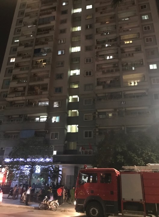 Cháy chung cư trong đêm nhiều người hoảng loạn tháo chạy - ảnh 3