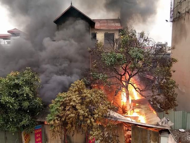 Tiếng kêu cứu từ căn biệt thự xảy ra hỏa hoạn lúc sáng sớm - ảnh 1