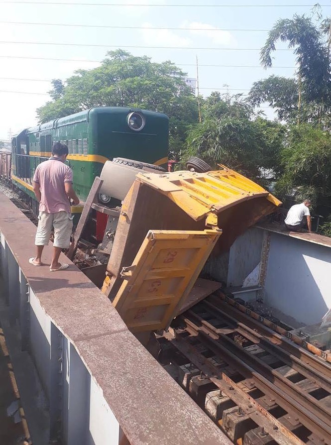 Ô tô bị tàu hỏa đâm trúng, 5 người bị thương - ảnh 2