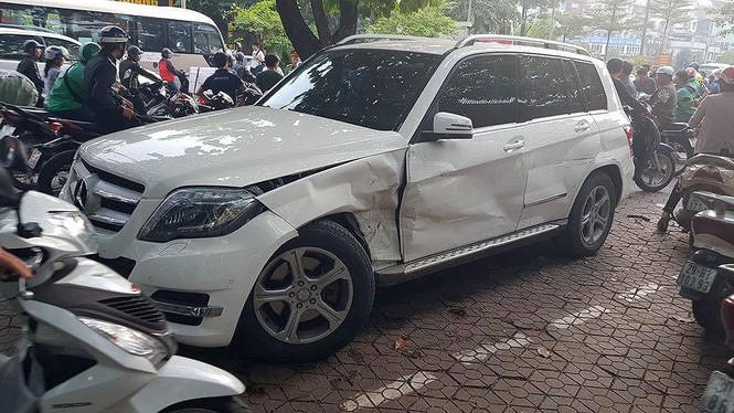 Xế hộp Audi Q5 đâm liên hoàn ô tô xe máy ở Hà Nội - ảnh 1