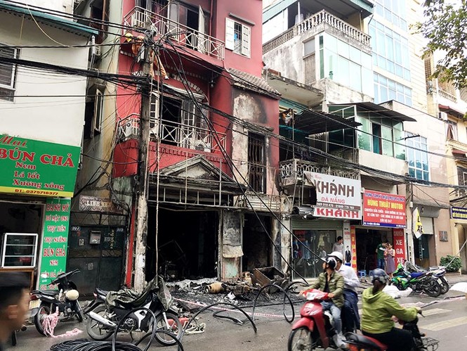 Ảnh: Hiện trường vụ cháy nhà 4 tầng làm 2 người bỏng nặng - ảnh 9