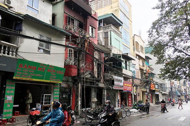 Ảnh: Hiện trường vụ cháy nhà 4 tầng làm 2 người bỏng nặng - ảnh 1