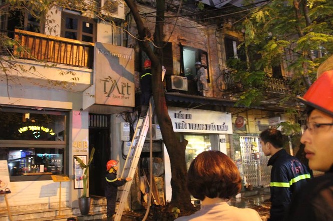 Cháy lớn tại cửa hàng quần áo trên phố Bát Đàn - ảnh 1