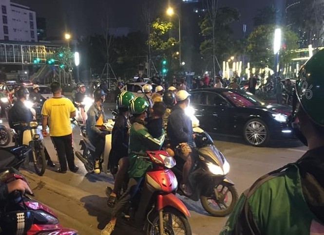 Tài xế ô tô dùng dao đâm nam thanh niên sau va chạm giao thông - ảnh 1
