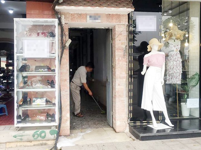 Tá hỏa phát hiện người đàn ông chết ở lối đi trong nhà - ảnh 1