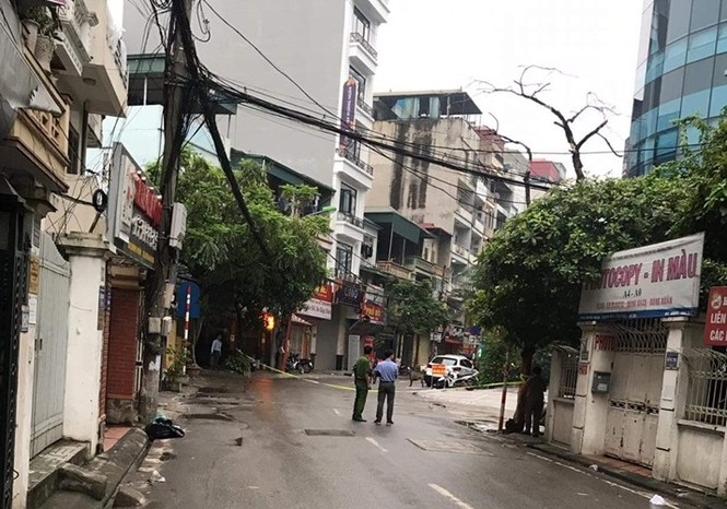 Chặn đoạn phố Hoàng Ngân bắt 3 con chó thả rông chui ra từ xe ô tô - ảnh 1