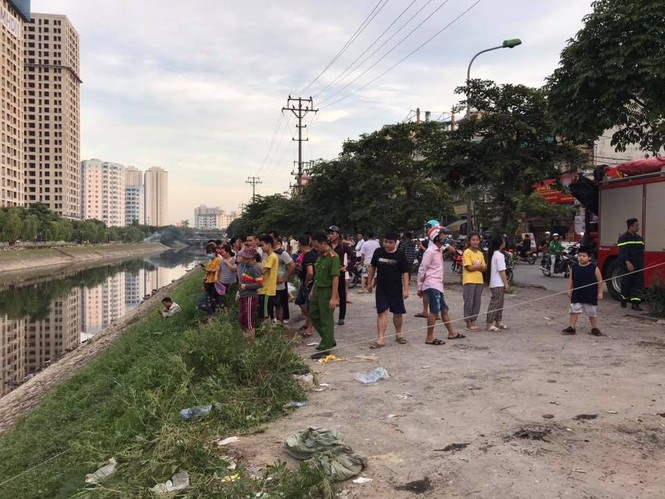Người dân đứng kín bờ sông Tô Lịch xem vớt xế hộp - ảnh 2