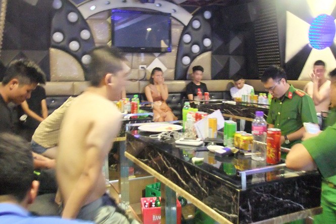 Đột kích quán karaoke phát hiện nhóm ‘dân bay’ mở nhạc lớn chơi ma túy - ảnh 1