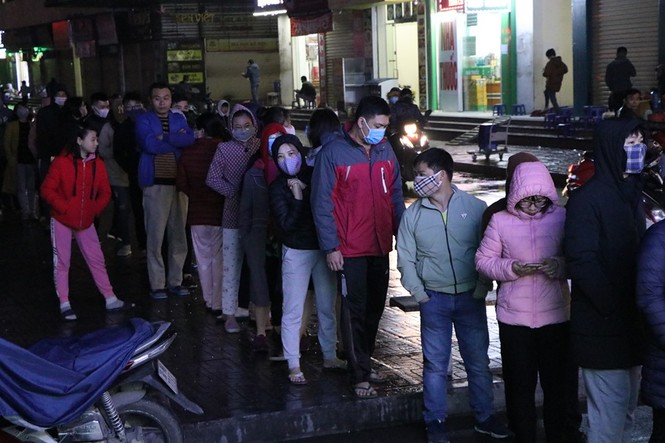 Người dân xếp hàng giữa đêm mưa rét mua khẩu trang đúng giá - ảnh 2
