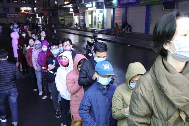 Người dân xếp hàng giữa đêm mưa rét mua khẩu trang đúng giá - ảnh 5