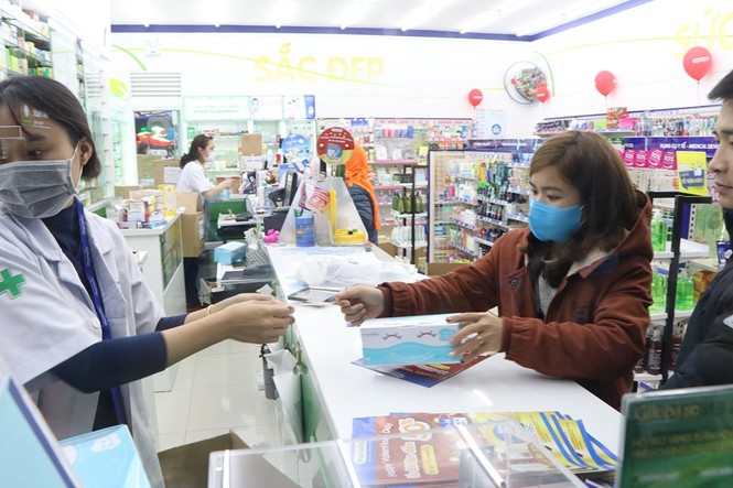 Người dân xếp hàng giữa đêm mưa rét mua khẩu trang đúng giá - ảnh 6