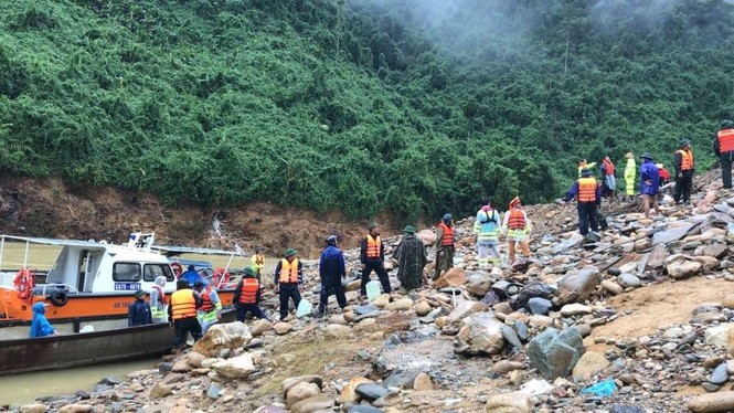 Thủy đoàn I hỗ trợ người gặp nạn, tiếp tế lương thực cho bà con vùng lũ - ảnh 2