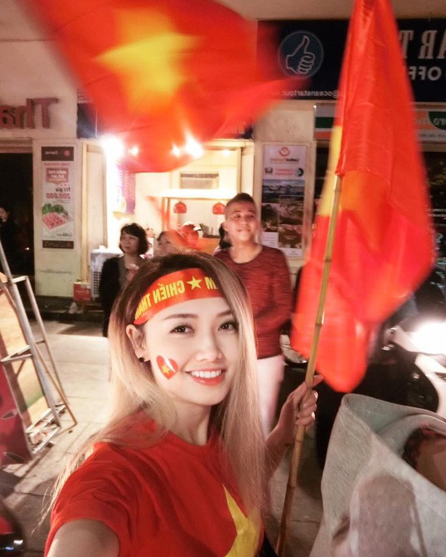 Vân Hugo làm thơ, MC - BTV của VTV sang Trung Quốc cổ vũ U23 Việt Nam - ảnh 5