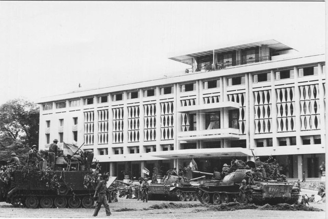 Giây phút hân hoan trưa ngày 30/4 dưới ống kính Trần Mai Hưởng - ảnh 4