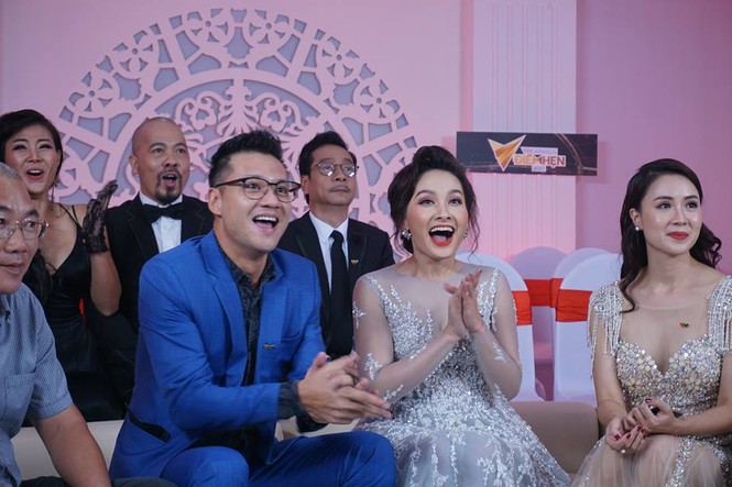Ê kíp Người phán xử mừng rỡ ôm chầm ông trùm Hoàng Dũng - ảnh 2