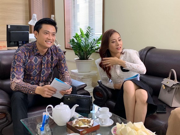Showbiz 21/5: Quốc Trường-Bảo Anh tình tứ tại sự kiện, Phượng Chanel khoe nội y trên phố - ảnh 9