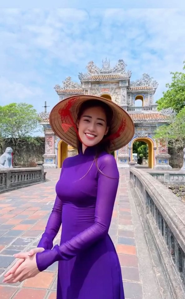 Showbiz 28/5: Quang Hải nhí nhảnh bên bạn gái mới, Hồng Quế khoe lưng trần táo bạo - ảnh 4