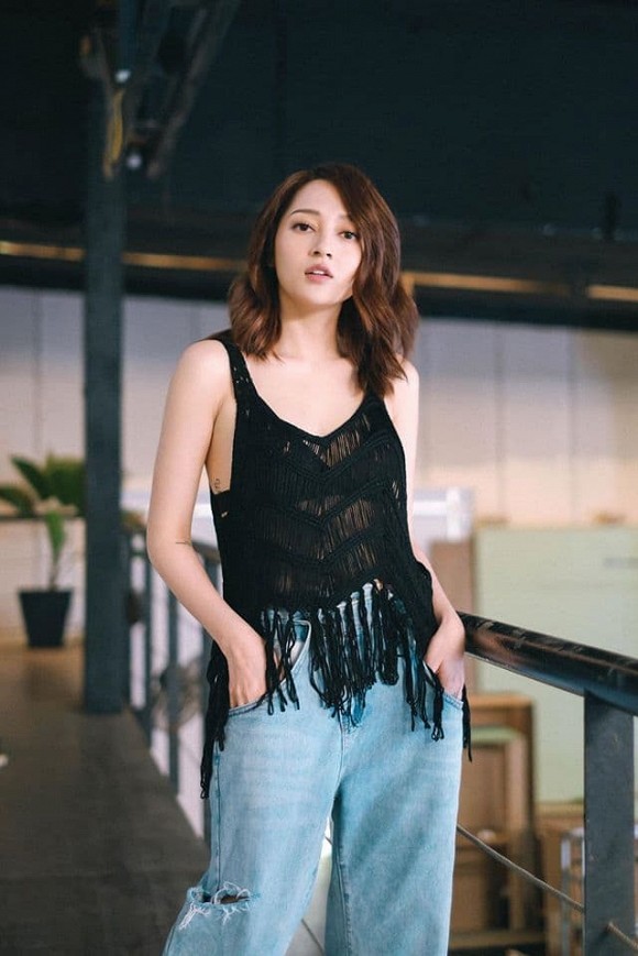 Showbiz 28/5: Quang Hải nhí nhảnh bên bạn gái mới, Hồng Quế khoe lưng trần táo bạo - ảnh 11