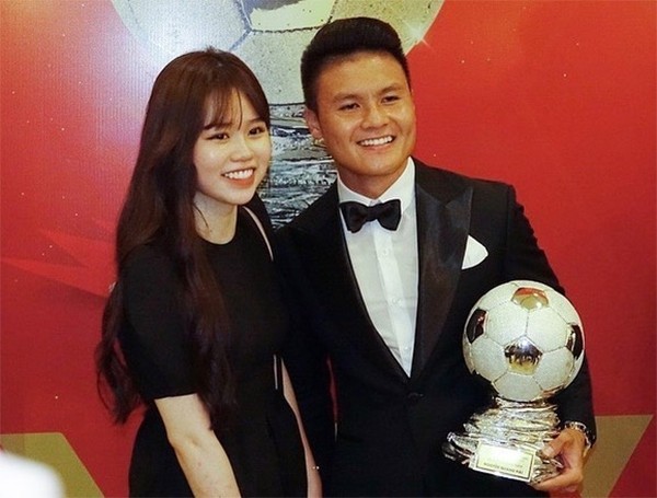 Showbiz 28/5: Quang Hải nhí nhảnh bên bạn gái mới, Hồng Quế khoe lưng trần táo bạo - ảnh 9