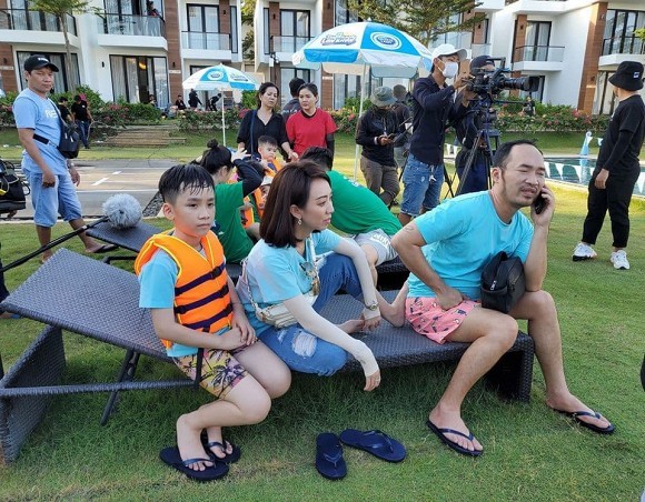 Showbiz 28/5: Quang Hải nhí nhảnh bên bạn gái mới, Hồng Quế khoe lưng trần táo bạo - ảnh 2
