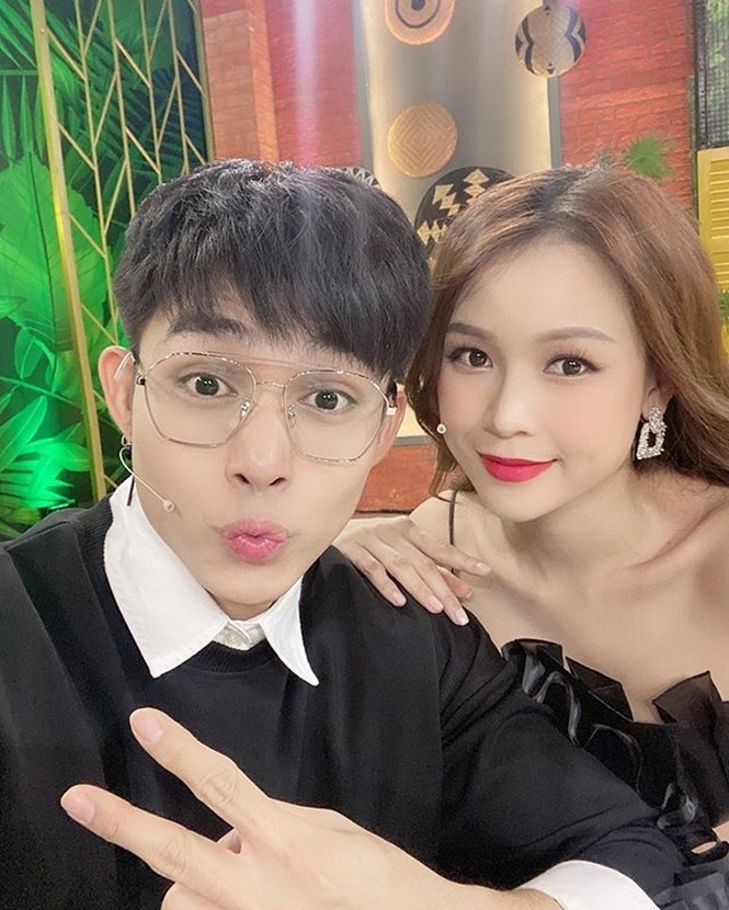Showbiz 2/7: Hoài Linh bị gà đá chảy máu chân, Thanh Hằng khoe vòng eo 51cm - ảnh 10