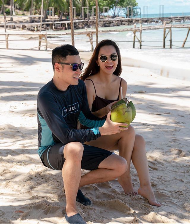 Showbiz 2/7: Hoài Linh bị gà đá chảy máu chân, Thanh Hằng khoe vòng eo 51cm - ảnh 11