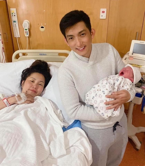 Showbiz 2/7: Hoài Linh bị gà đá chảy máu chân, Thanh Hằng khoe vòng eo 51cm - ảnh 12