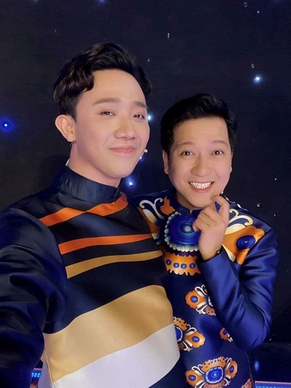 Showbiz 2/7: Hoài Linh bị gà đá chảy máu chân, Thanh Hằng khoe vòng eo 51cm - ảnh 13