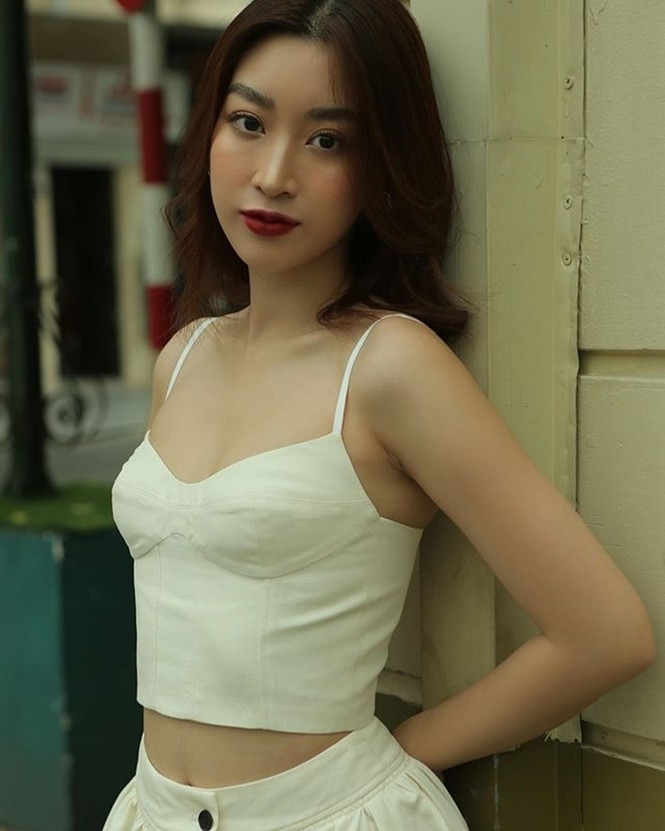 Showbiz 2/7: Hoài Linh bị gà đá chảy máu chân, Thanh Hằng khoe vòng eo 51cm - ảnh 15