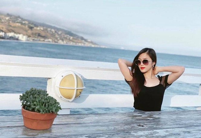 Showbiz 2/7: Hoài Linh bị gà đá chảy máu chân, Thanh Hằng khoe vòng eo 51cm - ảnh 2