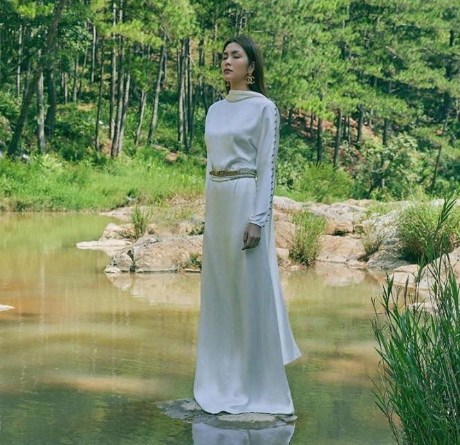 Showbiz 2/7: Hoài Linh bị gà đá chảy máu chân, Thanh Hằng khoe vòng eo 51cm - ảnh 3