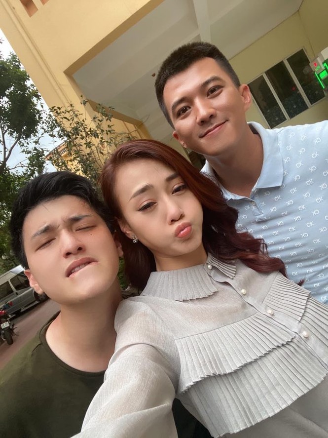 Showbiz 2/7: Hoài Linh bị gà đá chảy máu chân, Thanh Hằng khoe vòng eo 51cm - ảnh 8
