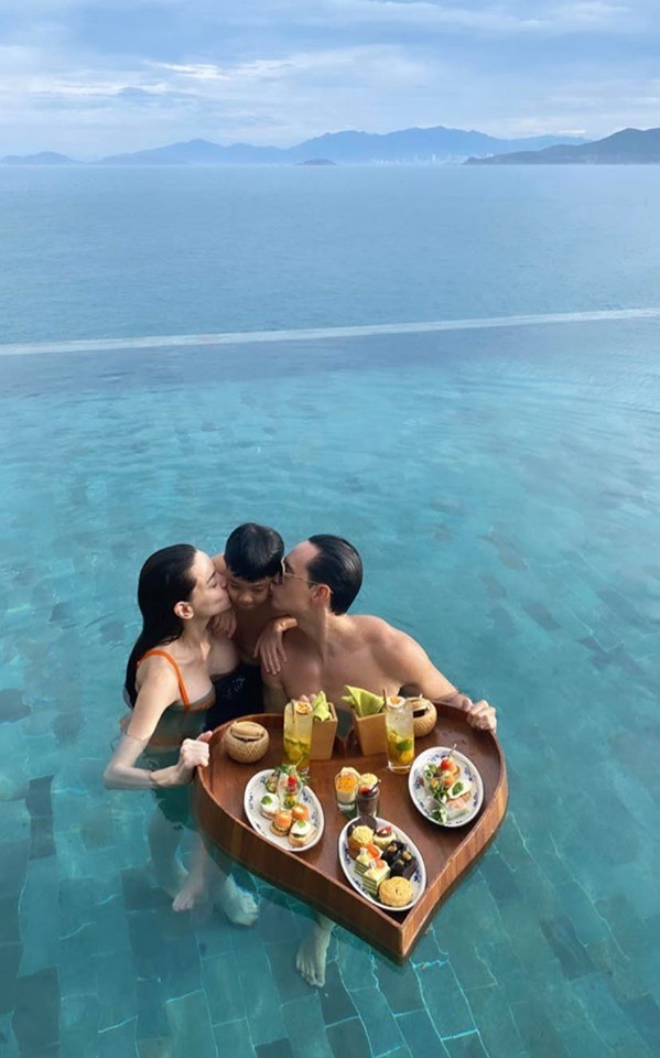 Showbiz 2/7: Hoài Linh bị gà đá chảy máu chân, Thanh Hằng khoe vòng eo 51cm - ảnh 5