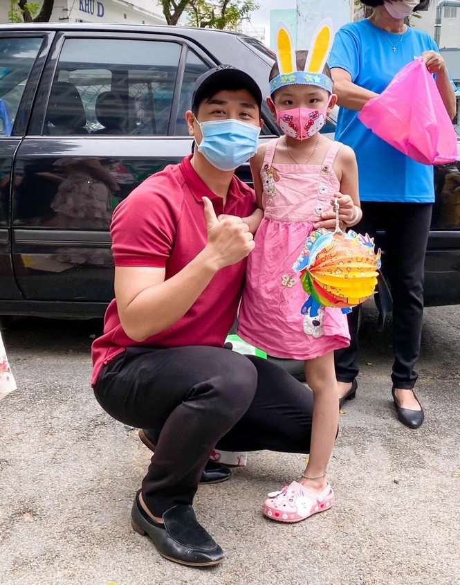 Vũ Khắc Tiệp rao bán ổi trên xe khách; Ngọc trinh tung bộ ảnh kẹo ngọt đánh dấu tuổi 31 - ảnh 12