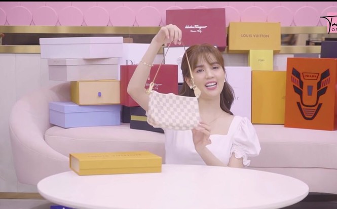 Diệu Nhi gây bất ngờ khi hát cải lương; Hai nàng hậu diện váy đỏ chót khoe vòng 1 quyến rũ - ảnh 1