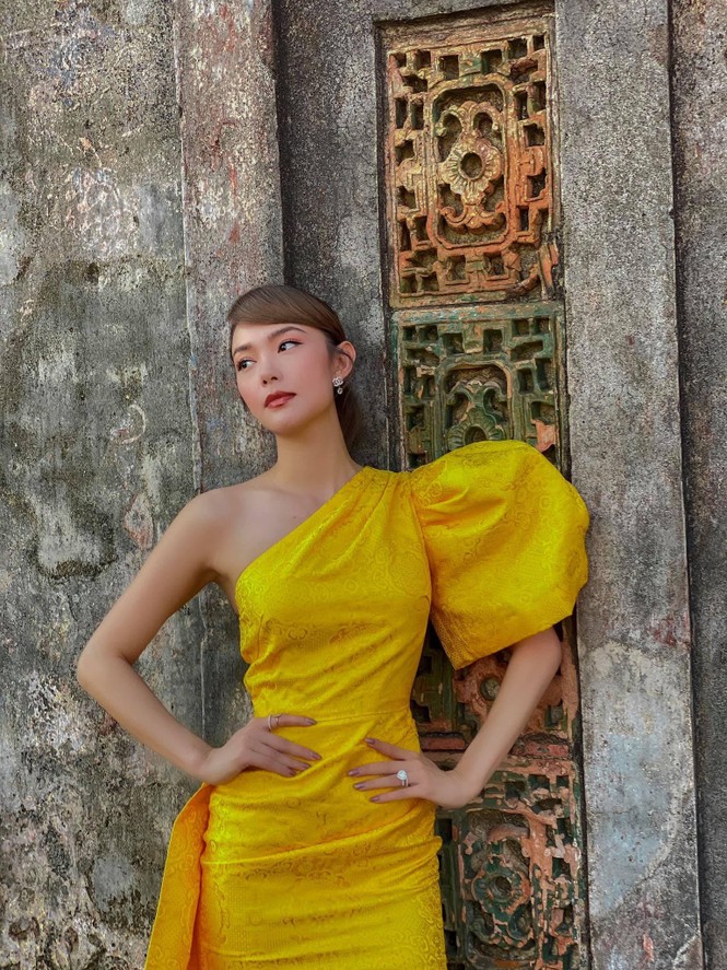Tiểu Vy thị phạm catwalk cho thí sinh Hoa hậu Việt Nam; Trấn Thành bán nước hoa 99k? - ảnh 1