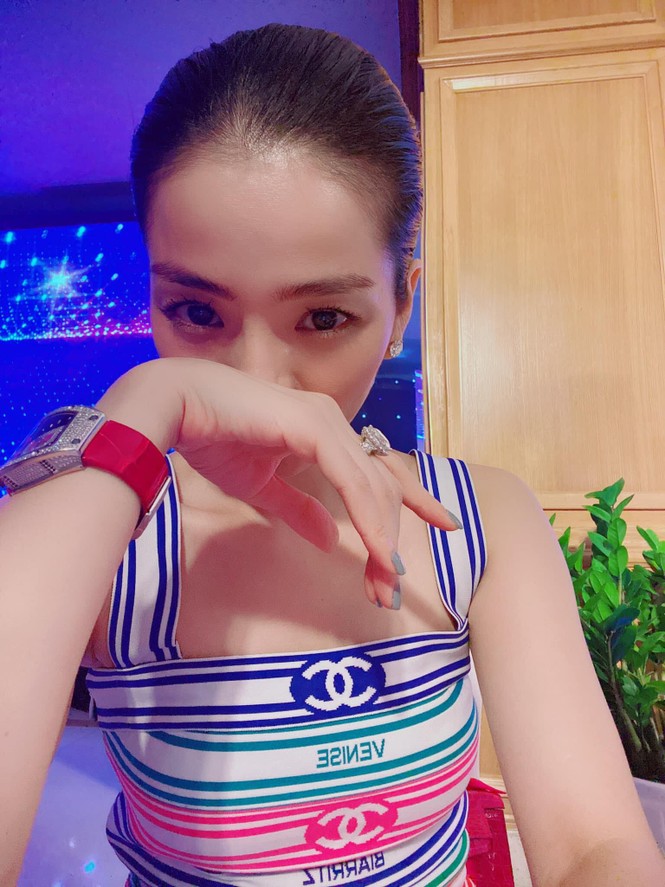 Tiểu Vy thị phạm catwalk cho thí sinh Hoa hậu Việt Nam; Trấn Thành bán nước hoa 99k? - ảnh 7