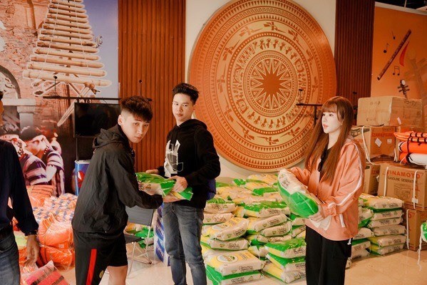 Hoài Linh kêu gọi được hơn 6 tỷ đồng cho bà con miền Trung; Tóc Tiên xuống phố cực ngầu - ảnh 9