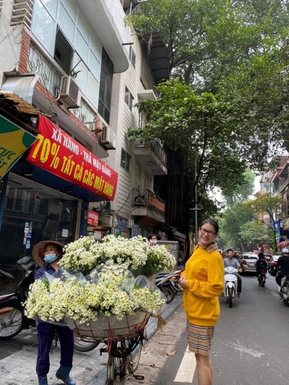 Thu Trang được fan khen trẻ như gái 18; Dế Choắt hỗ trợ bà con miền Trung sửa nhà - ảnh 6