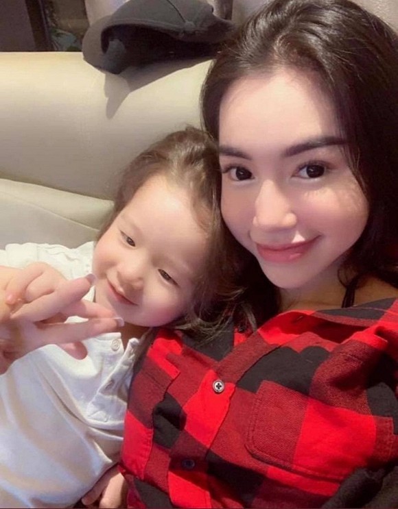Thu Trang được fan khen trẻ như gái 18; Dế Choắt hỗ trợ bà con miền Trung sửa nhà - ảnh 8