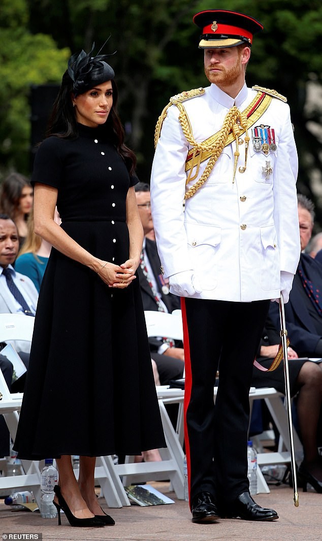 'Soi' tủ giày phong cách của công nướng Anh Meghan Markle - ảnh 1