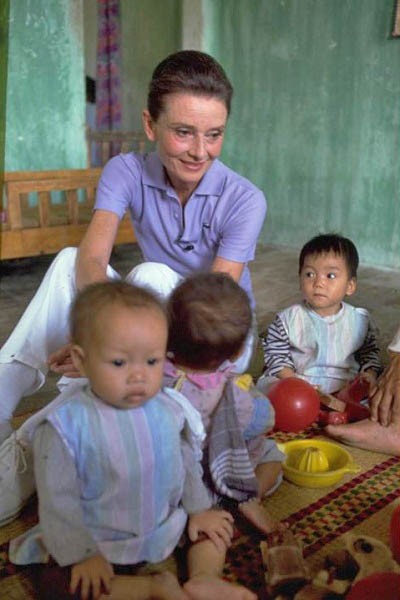 Hình ảnh xúc động của nữ minh tinh Audrey Hepburn khi đến Việt Nam - ảnh 4