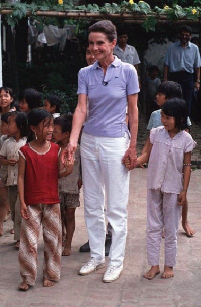 Hình ảnh xúc động của nữ minh tinh Audrey Hepburn khi đến Việt Nam - ảnh 2