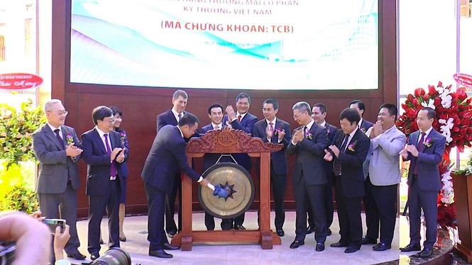 VN- Index tái lập mốc 1000 điểm, chứng khoán sẽ lên “đỉnh” mới? - ảnh 1